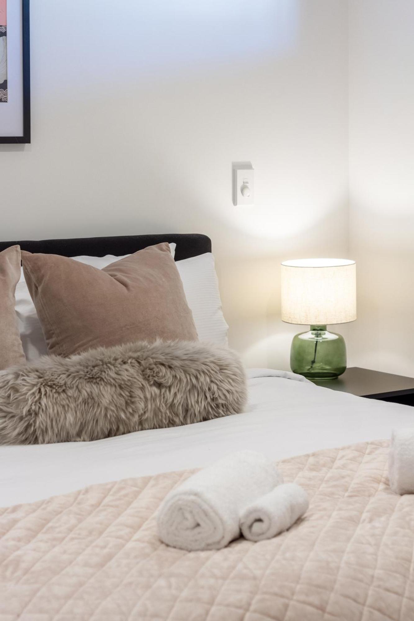 Cozy 1-Bed Apartment With Park Views, Sleeps 4 Christchurch Zewnętrze zdjęcie